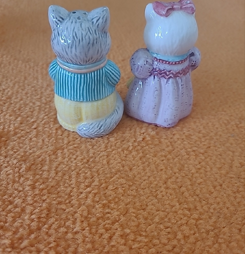Pair of Ceramic Cat Figurines in Pastel Colors Avon 1992 - Picture 3 of 5